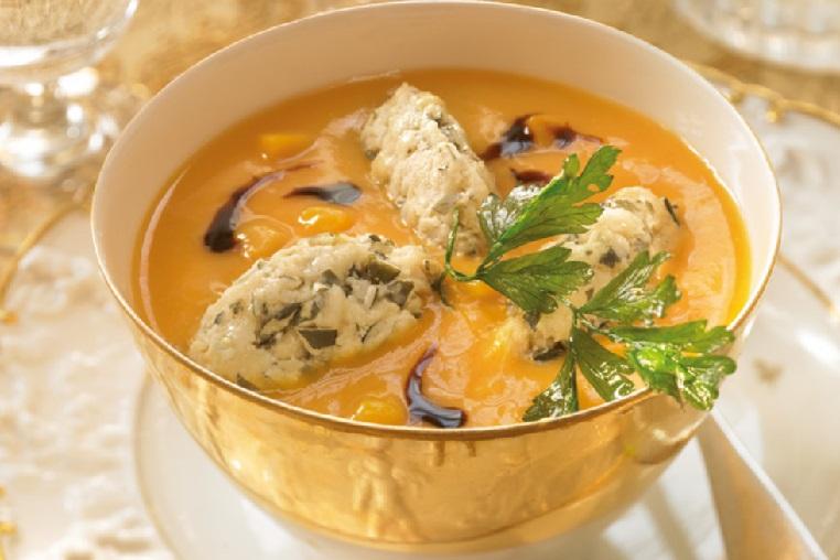 Kürbiscreme Suppe mit Kürbiskern-Klößchen